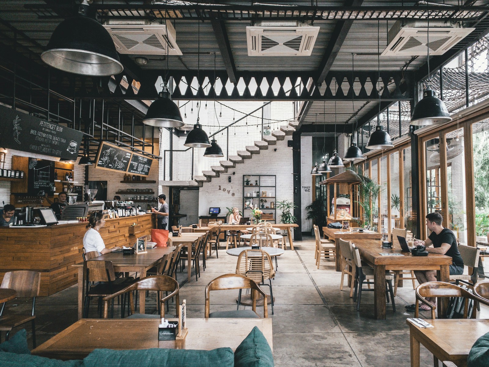 Özel Anlar — restoran masasının ve iç mekânın detayları