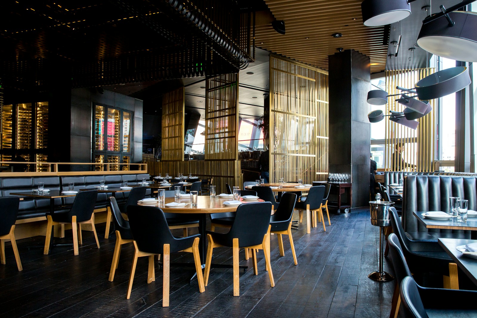 Maison Doré restoran konsepti için sıcak ışıklı restoran iç mekânı